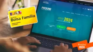 Cartão do Bolsa Família em primeiro plano com tela de notebook ao fundo mostrando a página inicial do Prouni 2024, indicando recursos para educação superior.