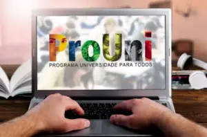 Tela de um laptop mostrando a página inicial do ProUni, indicando recursos para estudantes que buscam informações sobre o programa.