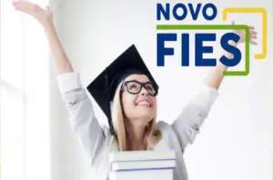 Formanda entusiasmada com os braços levantados ao lado do logo do Novo FIES, simbolizando sucesso e oportunidade no financiamento estudantil.