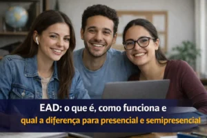 Três estudantes sorrindo diante de um notebook em ambiente de estudo, representando o ensino a distância com apoio acadêmico e material de estudo.