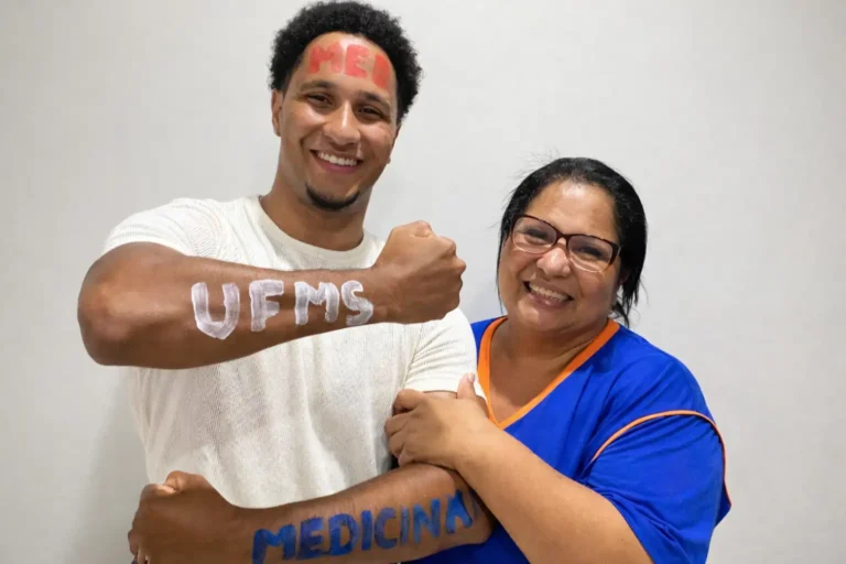 Após trabalhar em feira, lava-jato e como garçom, jovem aprova em medicina na UFMS, realiza o sonho de ser médico e comemora com a mãe faxineira uma aprovação marcada por esforço, renúncia e superação