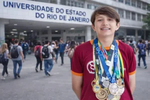 Bernardo, o menino de 12 anos, aluno do ensino fundamental que aprovou no vestibular da UERJ e já soma mais de 80 medalhas em olimpíadas de Matemática