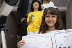 Com 6 anos, menina prodígio de Brasília desafia concorrentes bem mais velhos em prêmio do ITA, impressiona o Brasil e acumula medalhas em astronomia e xadrez