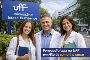 Estudantes e professor sorrindo em frente à UFF em Niterói, em imagem sobre o curso de Fonoaudiologia.