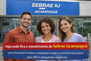 Pessoas sorrindo em frente a uma unidade do Sebrae em imagem sobre atendimento em Jacarepaguá, cursos, consultorias e apoio para MEI e pequenos negócios.