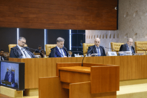 Ministros do STF durante sessão plenária que julgou o piso nacional da educação e o salário dos professores temporários.