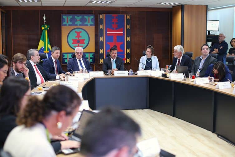 MEC anuncia extinção de cursos de licenciatura a distância até 2027 e revela impacto preocupante no desempenho de formandos no Enade