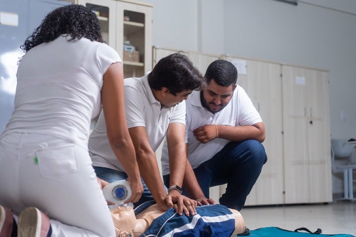 CNE anuncia novas diretrizes para graduação em enfermagem e transforma formação com foco em prática e integração ao SUS