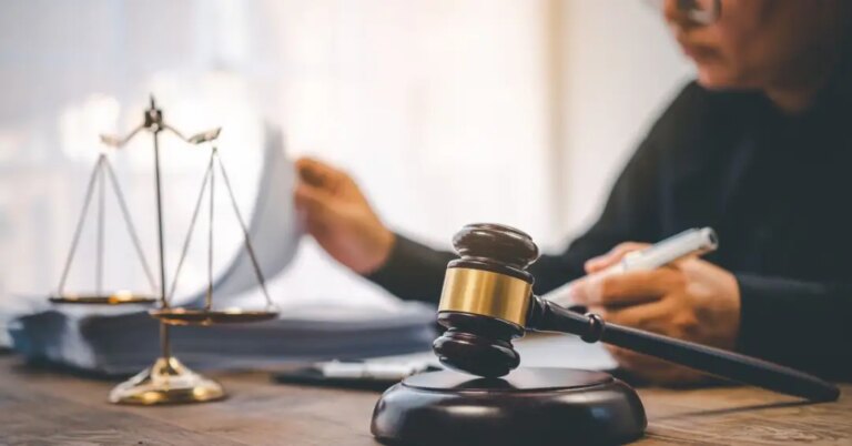 Carreiras no Direito garantem salários altos e oportunidades valiosas para quem busca se destacar em grandes escritórios e no setor público