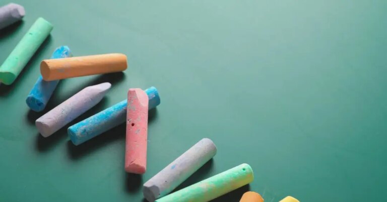 Escola revela regra de plural de giz e esclarece dúvida comum entre estudantes em busca de conhecimento gramatical