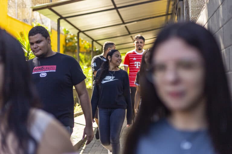 Estudantes da 3ª série do Ensino Médio têm até 5 de junho para confirmar participação no Enem 2026 com inscrições automáticas e escolha de idioma estrangeiro