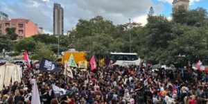 Estudantes mobilizam 10 mil pessoas em protesto em São Paulo e exigem investimento em educação e melhores condições para permanência acadêmica