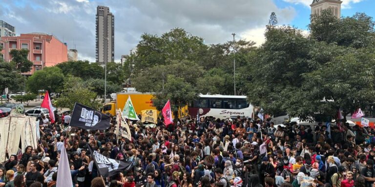 Estudantes mobilizam 10 mil pessoas em protesto em São Paulo e exigem investimento em educação e melhores condições para permanência acadêmica