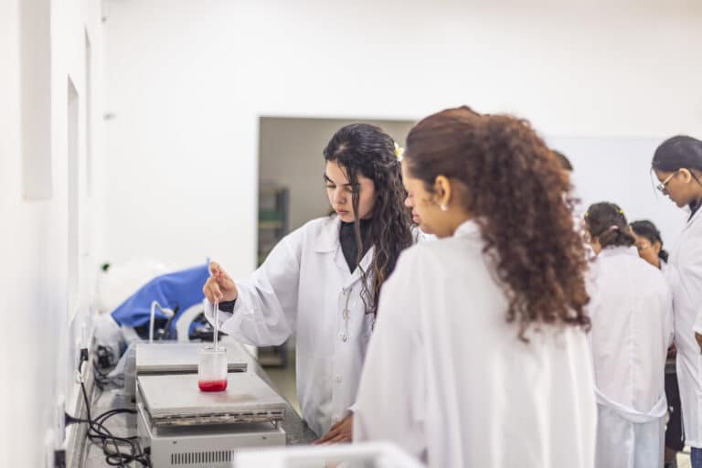 Governo de SP registra crescimento de 231 mil alunos no ensino técnico até 2026, melhora no Saresp e investe R$ 3,3 bilhões em infraestrutura escolar nos últimos 40 meses