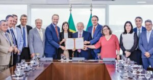 Governo libera incentivo financeiro para estudantes do ensino médio e graduação em licenciaturas, transformando a educação de milhões de jovens no Brasil