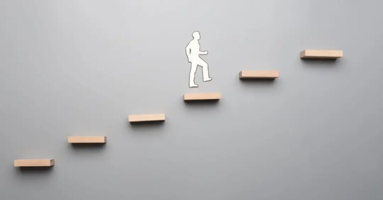 Instituições oferecem caminhos para doutorado e pós-doutorado, ampliando oportunidades de carreira e impacto na pesquisa científica