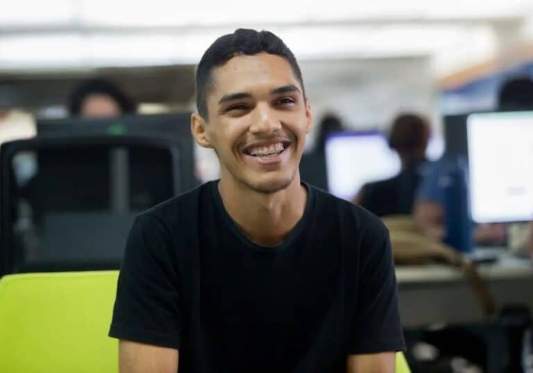Jovem de origem humilde conquista vaga em Medicina na federal e transforma sua vida ao renunciar a relacionamentos e distrações