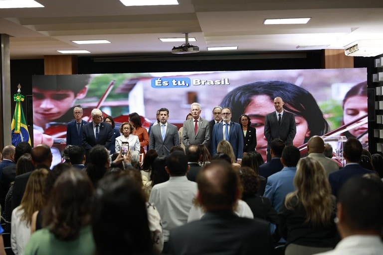MEC anuncia posse de reitores e libera R$ 608 milhões para expansão de universidades, criando novas oportunidades de ensino e infraestrutura no Brasil