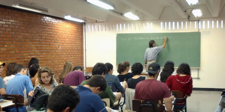 Ministério da Educação anuncia mudanças na EAD e garante que todos os cursos de licenciatura serão presenciais até 2027, impactando a formação de professores no Brasil