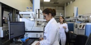Movimento Mães na Ciência lança iniciativas para garantir permanência e oportunidades a pesquisadoras, transformando desafios em conquistas profissionais