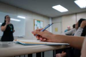 Pesquisa revela impacto da mudança para o ensino médio na saúde mental e destaca a importância de apoio emocional para estudantes em transição