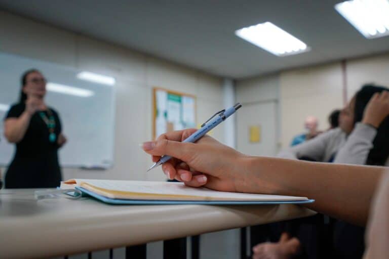 Pesquisa revela impacto da mudança para o ensino médio na saúde mental e destaca a importância de apoio emocional para estudantes em transição