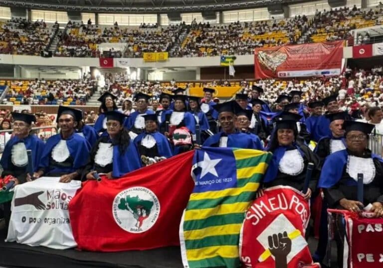 Programa transforma a vida de 30 mil jovens e adultos das periferias ao libertá-los do analfabetismo e abre novas oportunidades de emprego e educação