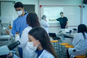 São Paulo abre inscrições até 19 de junho para seleção de professores do Ensino Médio Técnico com vagas em 91 Unidades Regionais de Ensino e salários de até R$ 5.565