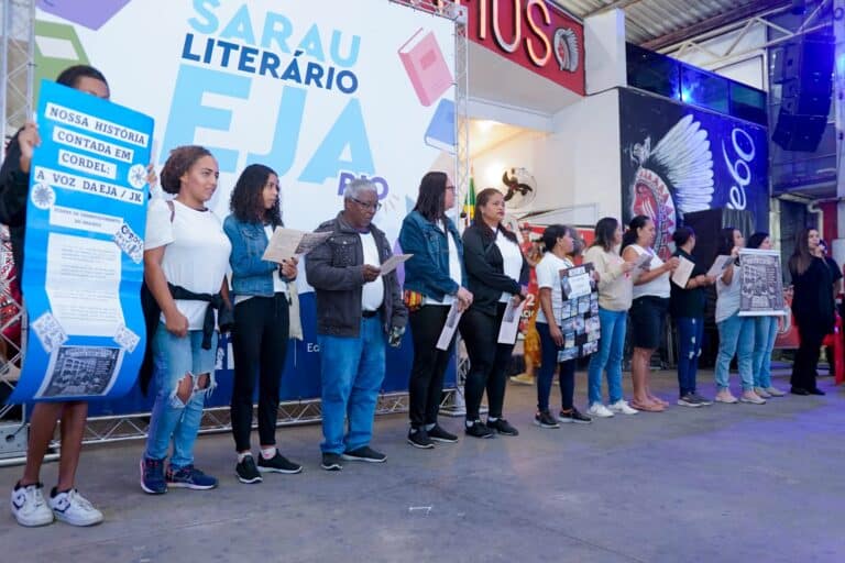 Sarau Literário da EJA Rio oferece inscrições abertas para jovens e adultos que desejam transformar suas histórias em poesia e cidadania através da escrita