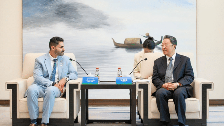 Representantes do Brasil e da China participam de reunião oficial sobre acordos de educação, intercâmbio, bolsas de estudo e inovação tecnológica.