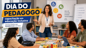 Pedagoga conduzindo capacitação em educação inclusiva com profissionais reunidos em sala de formação, incluindo participante em cadeira de rodas e materiais pedagógicos sobre acessibilidade.