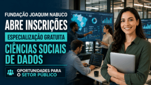 Profissional sorrindo com notebook em ambiente moderno de análise de dados, ao lado de chamada sobre especialização gratuita em ciências sociais de dados da Fundação Joaquim Nabuco.