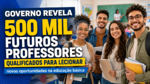 Grupo de futuros professores sorrindo em ambiente escolar, com destaque para 500 mil profissionais qualificados para lecionar na educação básica.