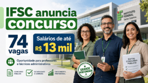 Professores e técnicos administrativos em frente a um campus do IFSC, com destaque para concurso público de 74 vagas e salários de até R$ 13 mil.
