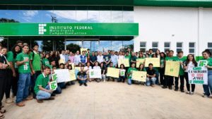 Estudantes e servidores reunidos em frente ao Instituto Federal de Mato Grosso Campus Diamantino com cartazes sobre educação pública.