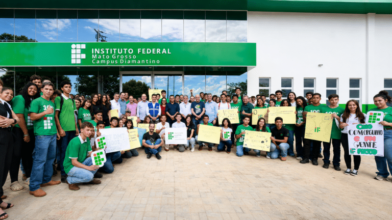 Estudantes e servidores reunidos em frente ao Instituto Federal de Mato Grosso Campus Diamantino com cartazes sobre educação pública.