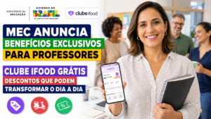 Professora sorrindo em ambiente escolar segurando celular com aplicativo de benefícios, ao lado de chamada sobre acesso gratuito ao Clube iFood e descontos anunciados pelo Ministério da Educação.