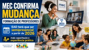 Estudante de licenciatura acompanhando aula online e atividade presencial em sala, com destaque para mudança do MEC que torna cursos EAD de formação de professores semipresenciais a partir de 2026.