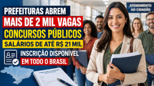 Candidata sorrindo com documentos em prédio público, ao lado de chamada sobre concursos de prefeituras com mais de 2 mil vagas, salários de até R$ 21 mil e inscrições em todo o Brasil.