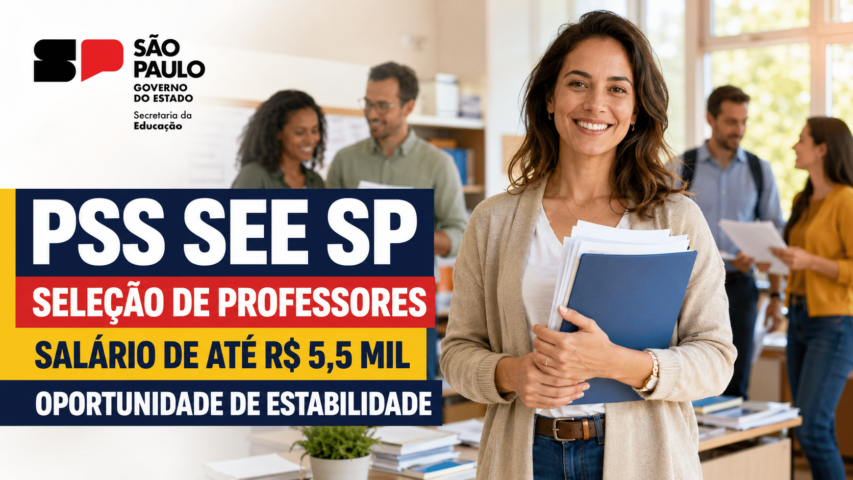 Professora sorrindo com documentos em ambiente escolar, ao lado de chamada sobre PSS SEE SP para seleção de professores com salário de até R$ 5,5 mil e oportunidades na carreira docente.