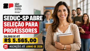 Professora sorrindo em ambiente escolar com materiais nas mãos, ao lado de chamada sobre seleção da SEDUC-SP para contratação de professores com salário de até R$ 5.565,00 e inscrições até junho de 2026.