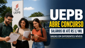 Candidatos analisando edital em frente ao campus da UEPB, com destaque para concurso com vagas em diferentes níveis de escolaridade e salários de até R$ 3,7 mil.