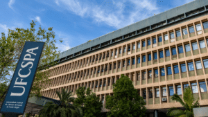 Fachada da UFCSPA, Universidade Federal de Ciências da Saúde de Porto Alegre, com placa institucional visível em frente ao prédio.