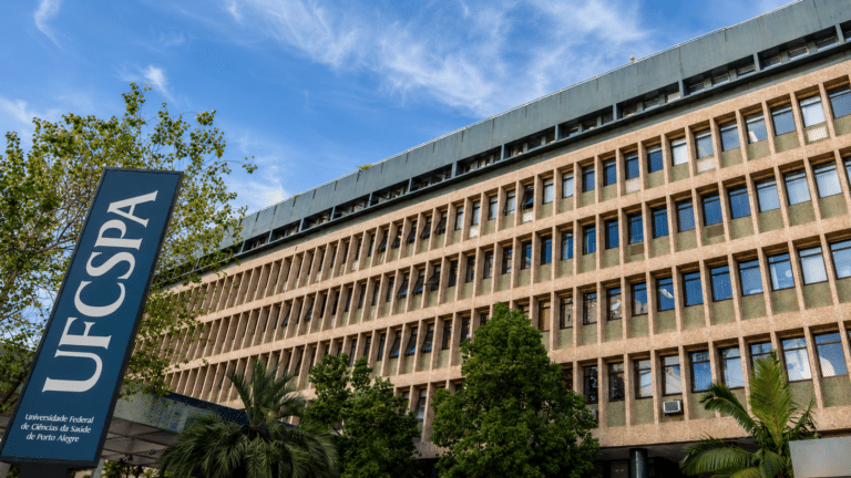 Fachada da UFCSPA, Universidade Federal de Ciências da Saúde de Porto Alegre, com placa institucional visível em frente ao prédio.