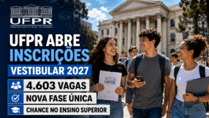 Estudantes caminhando em frente ao prédio da UFPR, com destaque para inscrições do Vestibular 2027, oferta de 4.603 vagas e nova fase única.