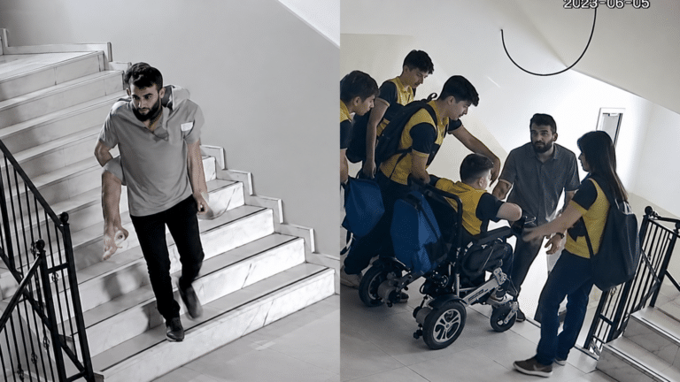 Vice-diretor auxiliando aluno cadeirante em escadas de escola após quebra de elevador, com apoio de estudantes no corredor.