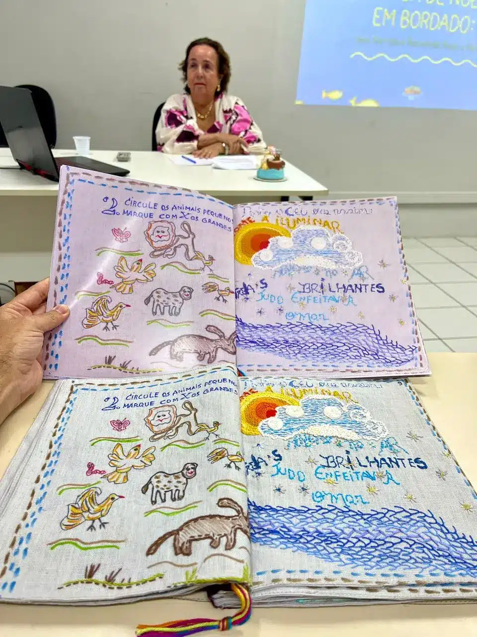 Páginas do livro bordado por Marivan Ferraro para o TCC na Universidade de Fortaleza. - Foto: Jari Vieira.