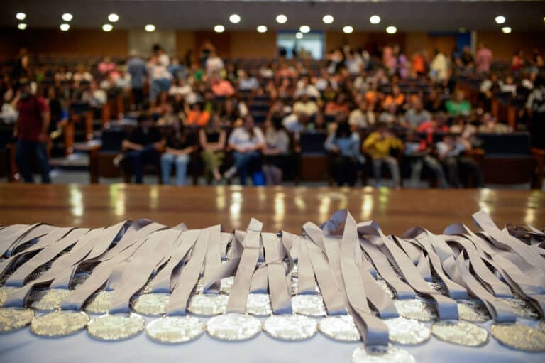 69 alunos da rede estadual de São Paulo competem na final da Olimpíada Estadual de Química neste sábado 13 de junho de 2026 no Instituto de Química da USP com premiação marcada para às 15h30