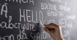 Aprender dois idiomas ao mesmo tempo pode transformar sua carreira e abrir novas oportunidades no mercado de trabalho, especialistas revelam estratégias eficazes para quem busca esse desafio