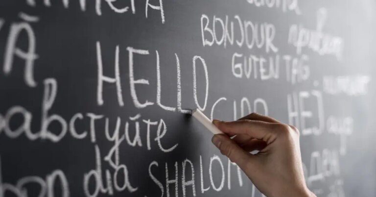 Aprender dois idiomas ao mesmo tempo pode transformar sua carreira e abrir novas oportunidades no mercado de trabalho, especialistas revelam estratégias eficazes para quem busca esse desafio